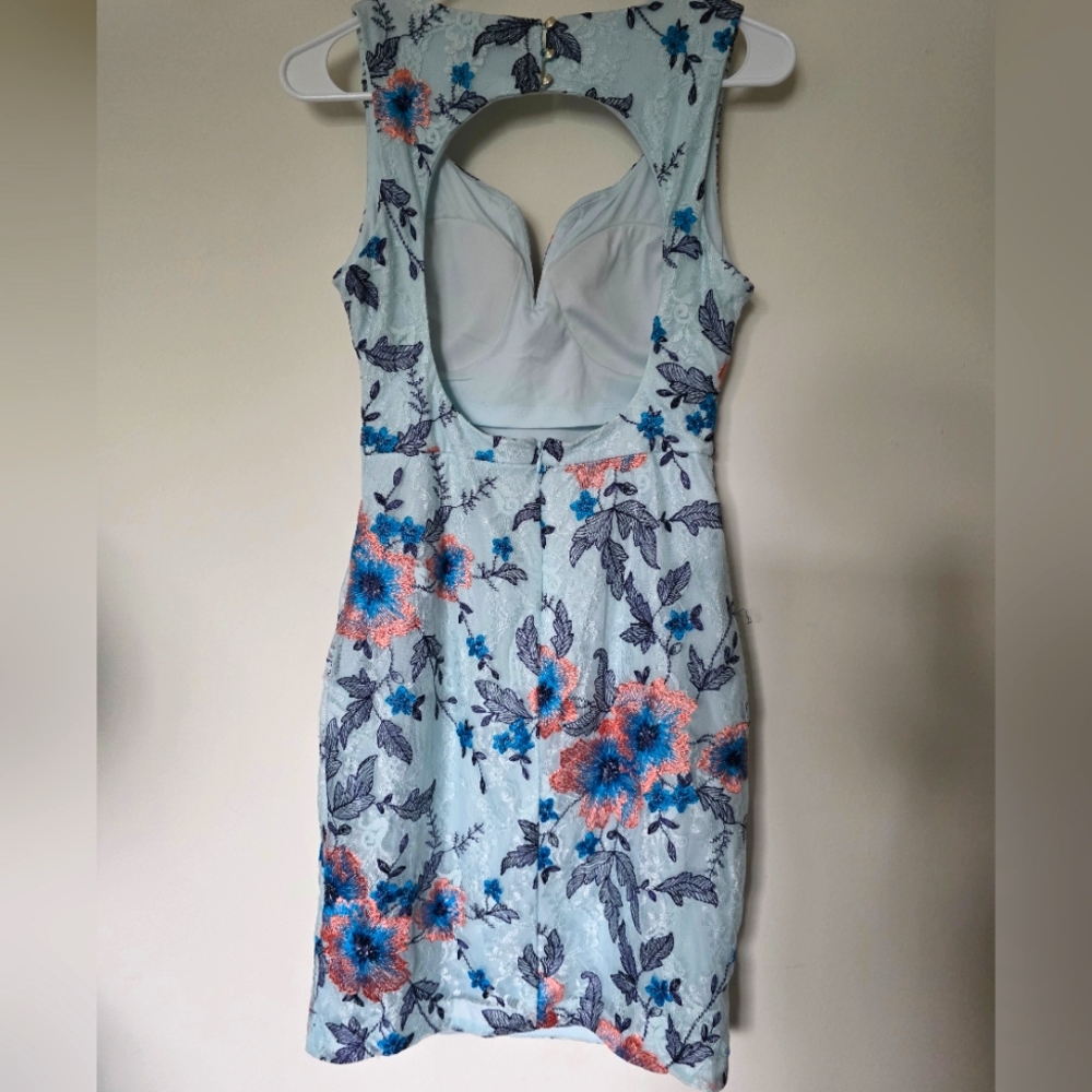 Guess Sweetheart Embroidered Floral Sheath Dress Sz 2 - Picture 4 of 9